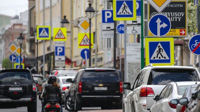 Светофоры и дорожные знаки в Войковском районе приведут в порядок