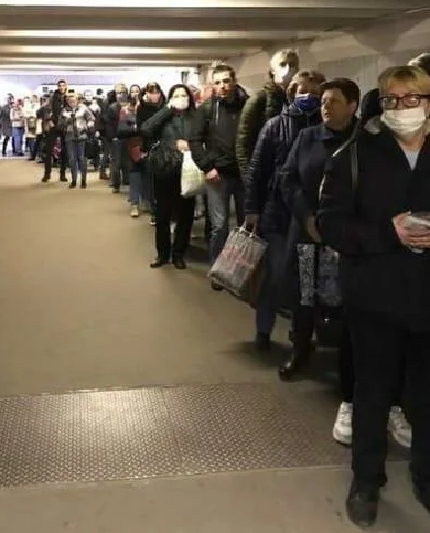 Позор! Власти устроили огромные очереди в метро. Могут заразится тысячи!
