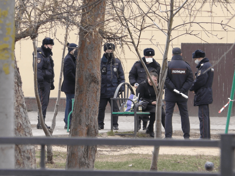 Семь полицаев против одной женщины