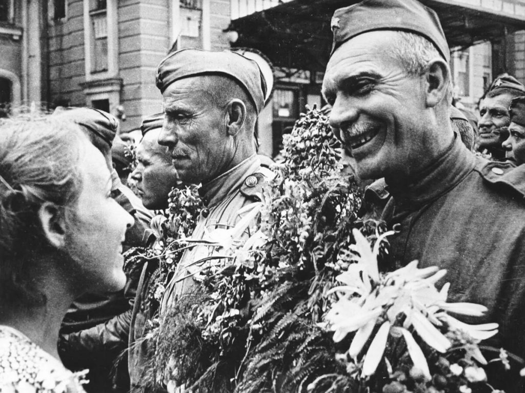 Зачем РТР и российские звезды в канун Дня Победы обесценивают нашу Победу?
