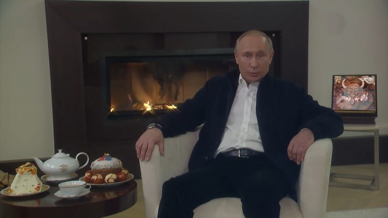 «Путин, развалившись в кресле на фоне камина говорит о Пасхе. У меня аж чай в горле застрял!»