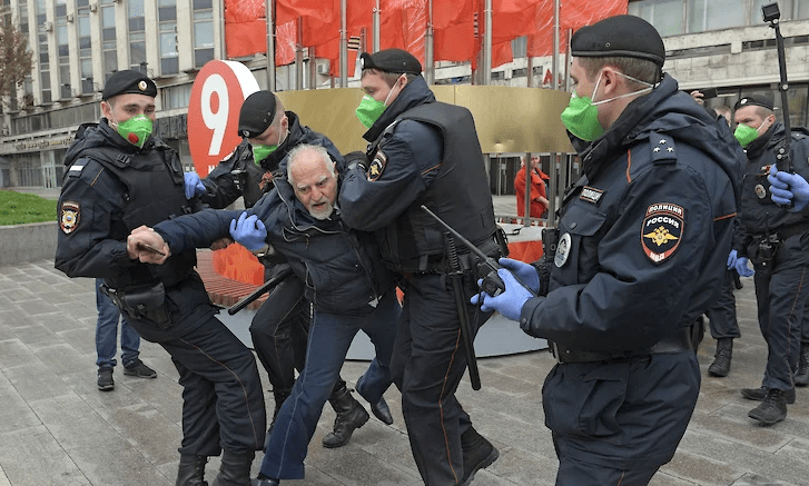 В Москве на альтернативном параде Победы задержали коммунистов