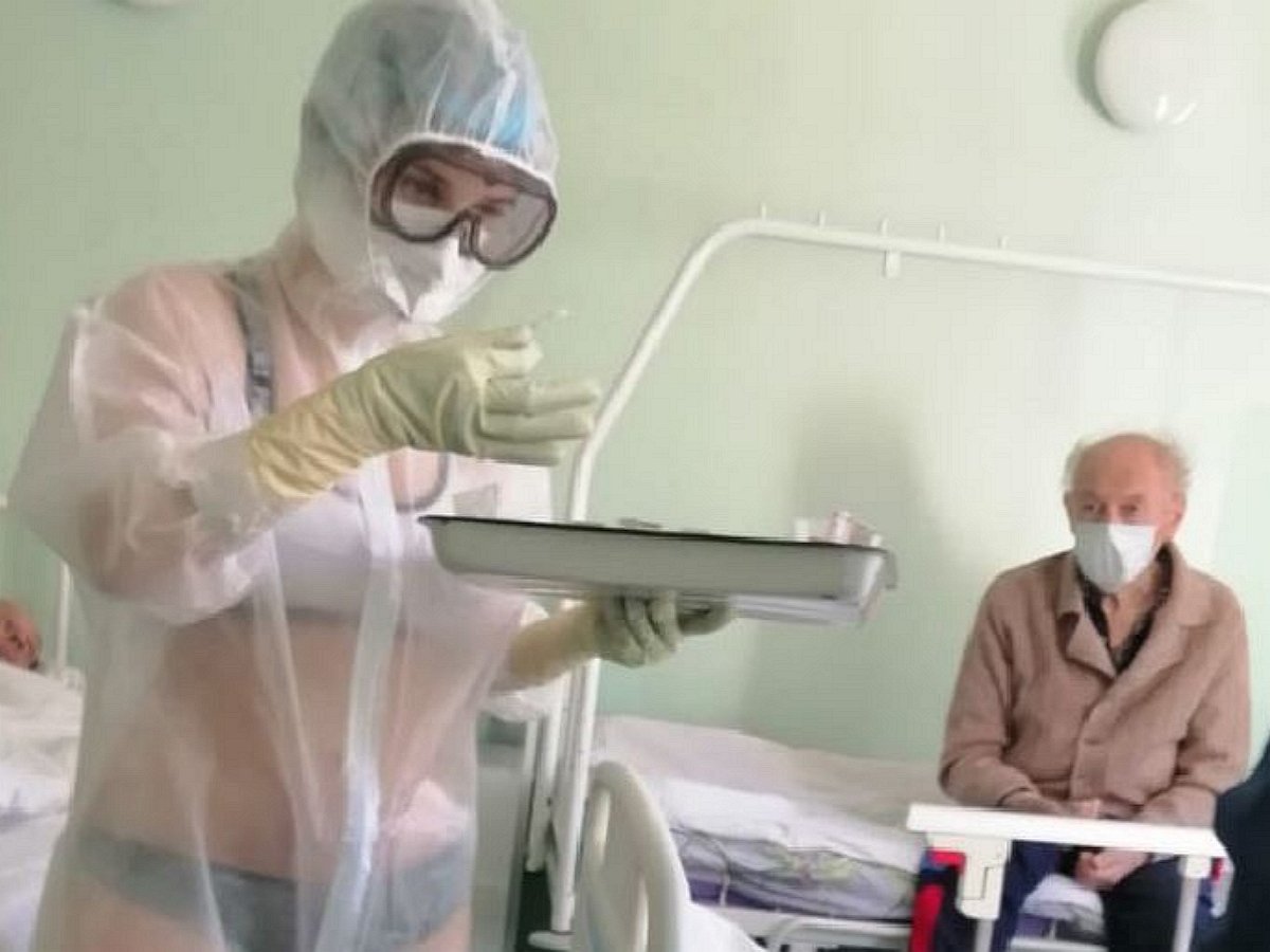 Тульская медсестра получила взыскание за прозрачный защитный костюм