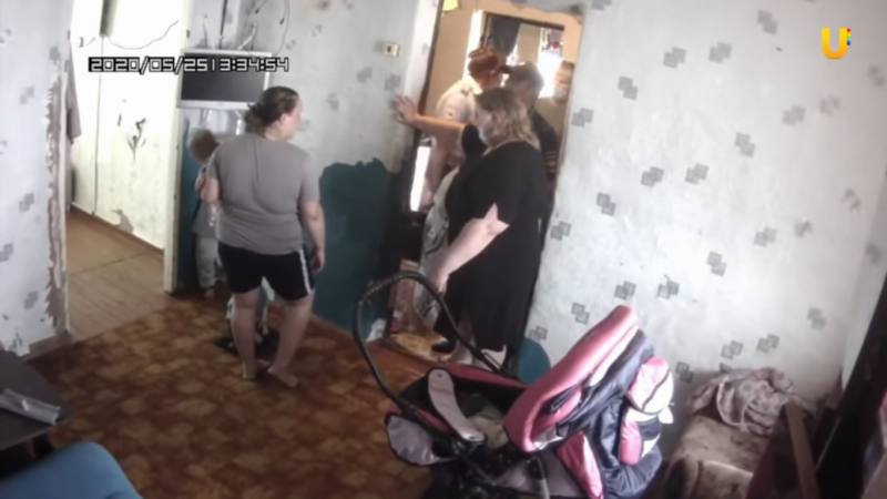 Мать в наручниках: в Оренбургской области изъяли детей