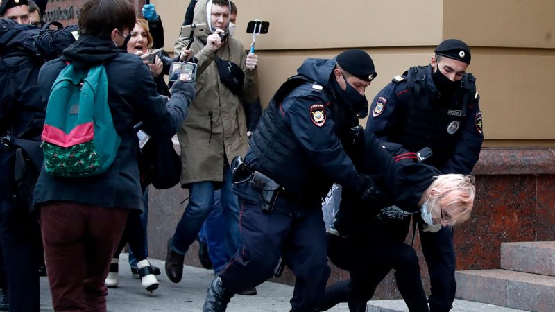 Адвокат сообщил о задержании более десяти человек на пикетах в Москве