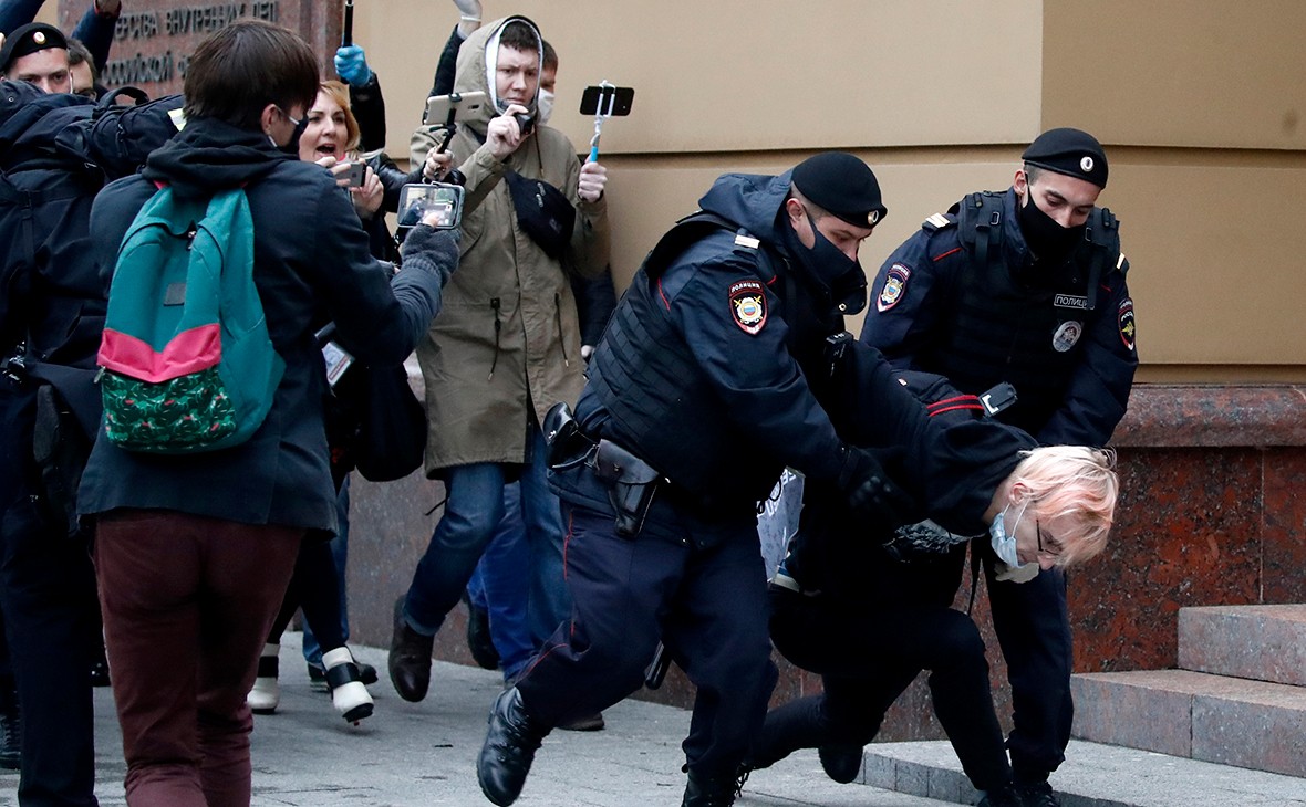 Адвокат сообщил о задержании более десяти человек на пикетах в Москве
