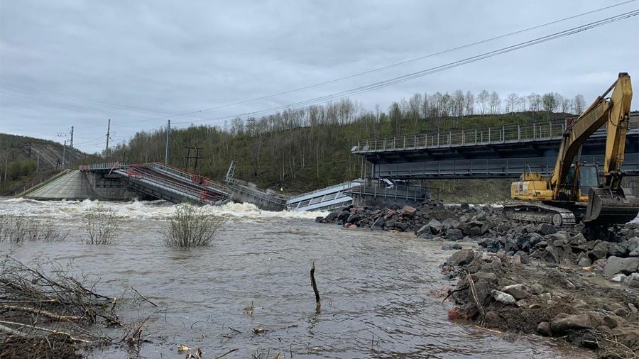 Железнодорожный мост через реку Кола обрушился в Мурманской области