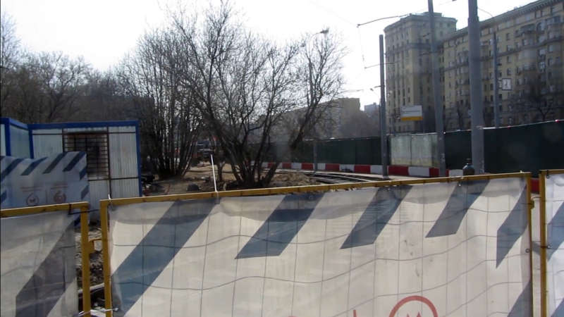 Многолетний («двухвековой») строительный забор возле метро «Войковская»