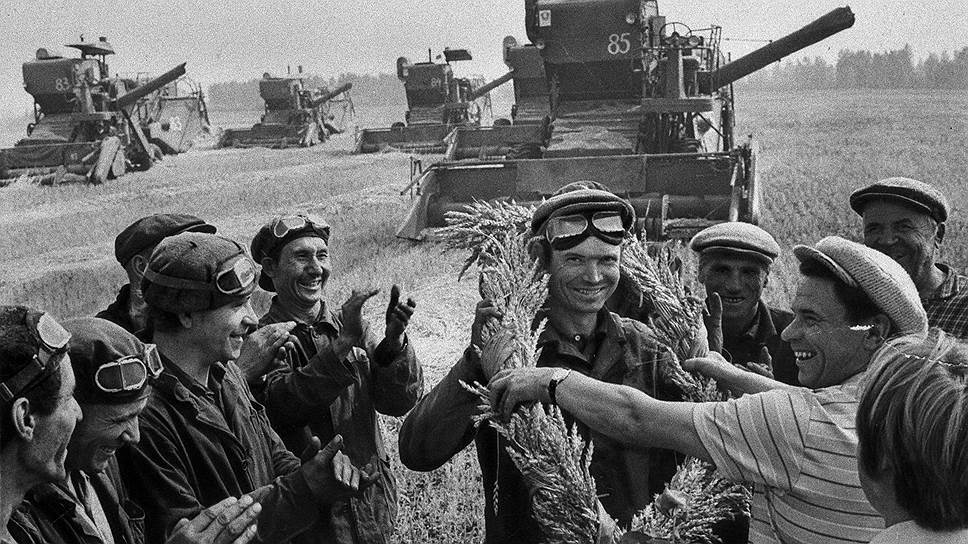 «Крепостные» колхозники в СССР: им не давали паспорта и запрещали уезжать из деревни, — обо всем, по порядку…